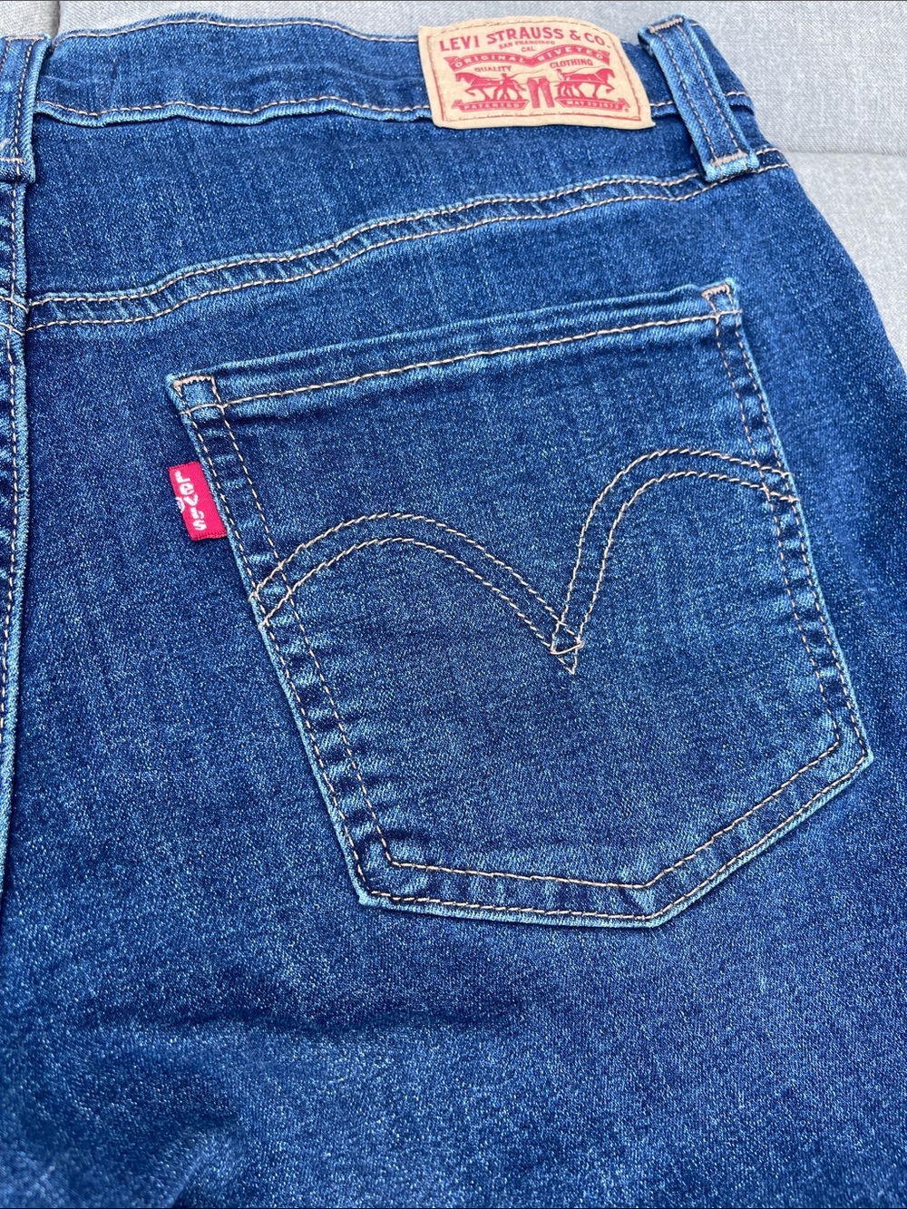 LEVI’S Mid-Rise/Mid-Length Dark Blue Denim Shorts for Women - Picture 7 of 15